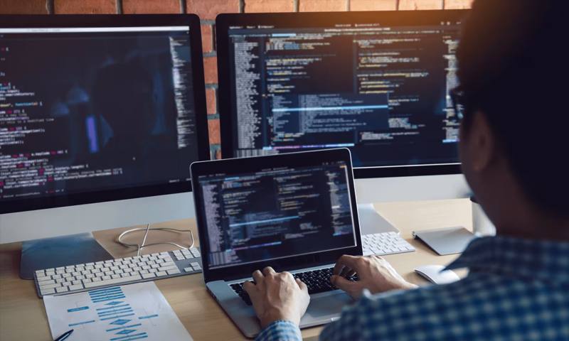 数据科学选型:R与Python如何赋能塔城市网站建设?